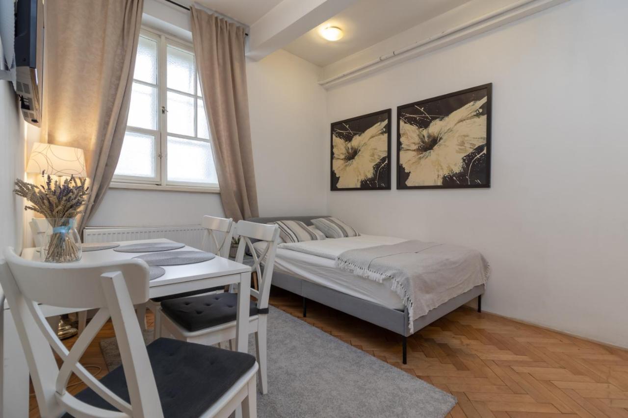 Cozy Local Naplavka In Center Apartment *