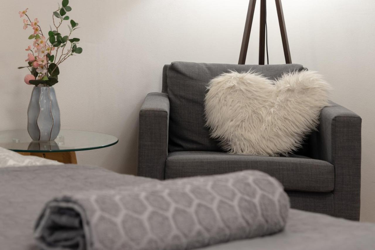 Cozy Local Naplavka In Center Apartment *