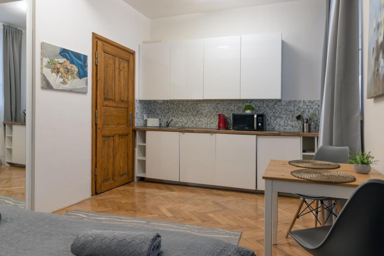 Cozy Local Naplavka In Center Apartment
